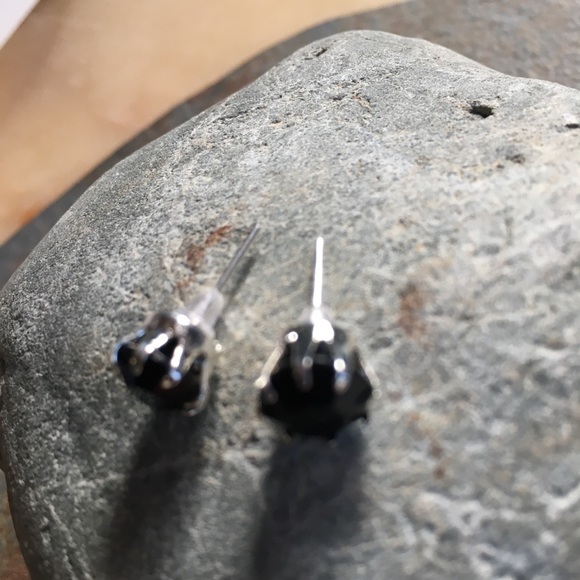 💥 Sale 💥 2 for $10 NWOT black glass silver post earrings BOGO - Picture 2 of 6